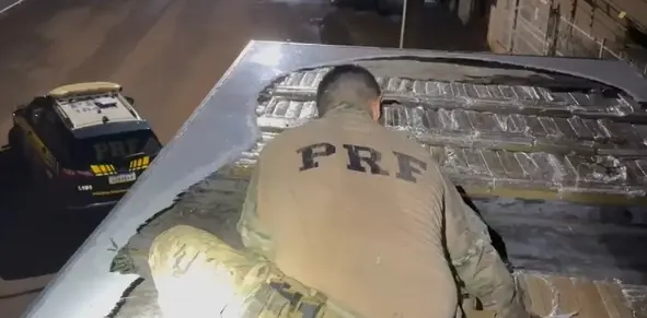 Mais de 1,6 tonelada de maconha é encontrada em compartimento falso no teto de caminhão no Paraná