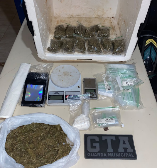 Motociclista com bag de delivery é abordado e GM encontra maconha e cocaína em Foz