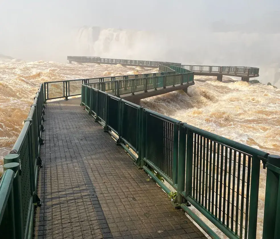 Passarela das Cataratas é fechada com vazão de 8,4 milhões de litros por segundo