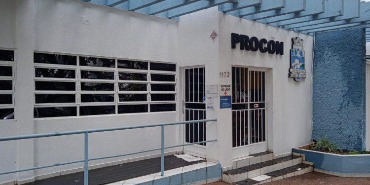 Procon de Foz aplica R$ 528 mil em multas a três entidades de aposentados