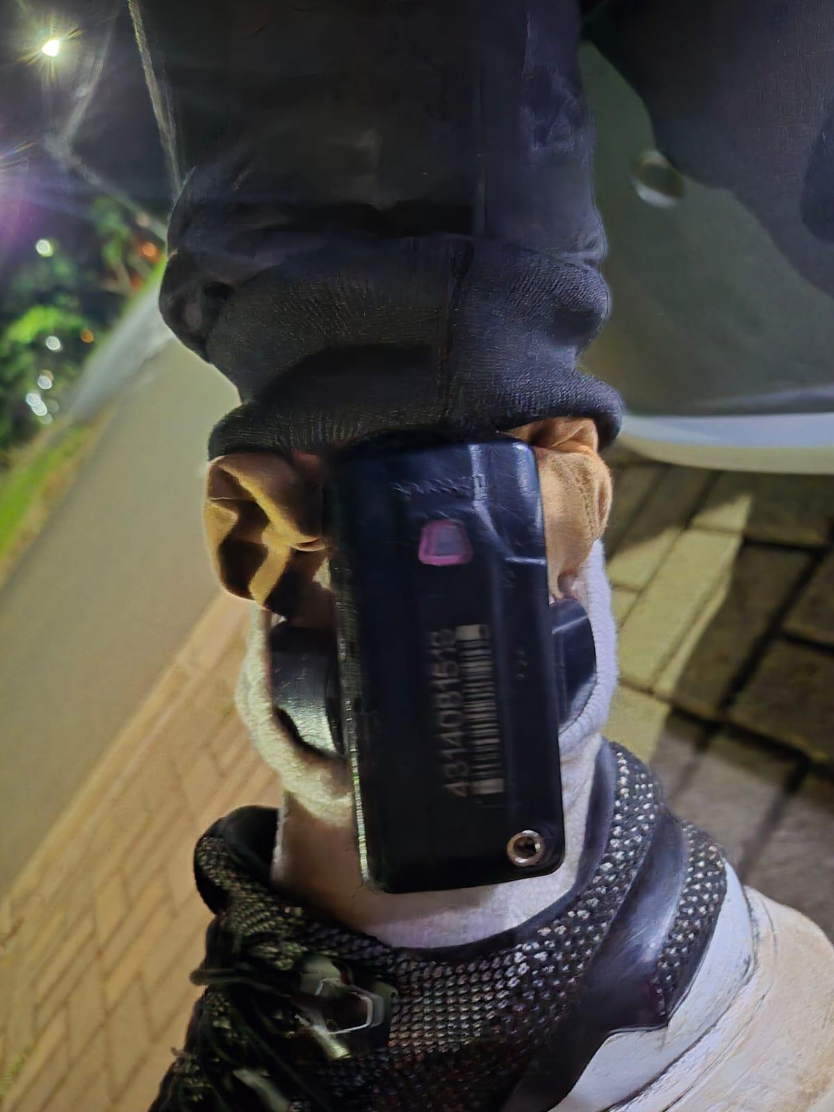 Homem é detido após ser flagrado saindo de residência com objetos furtados em Foz