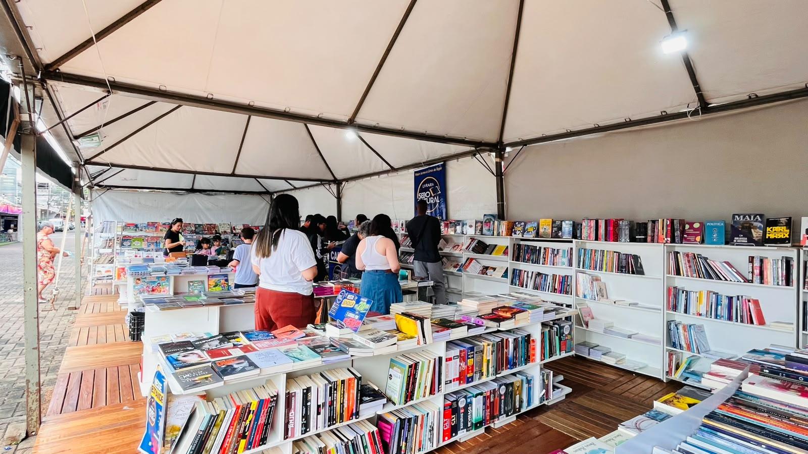 Feira do Livro movimenta comércio e expositores relatam vendas acima das expectativas em Foz