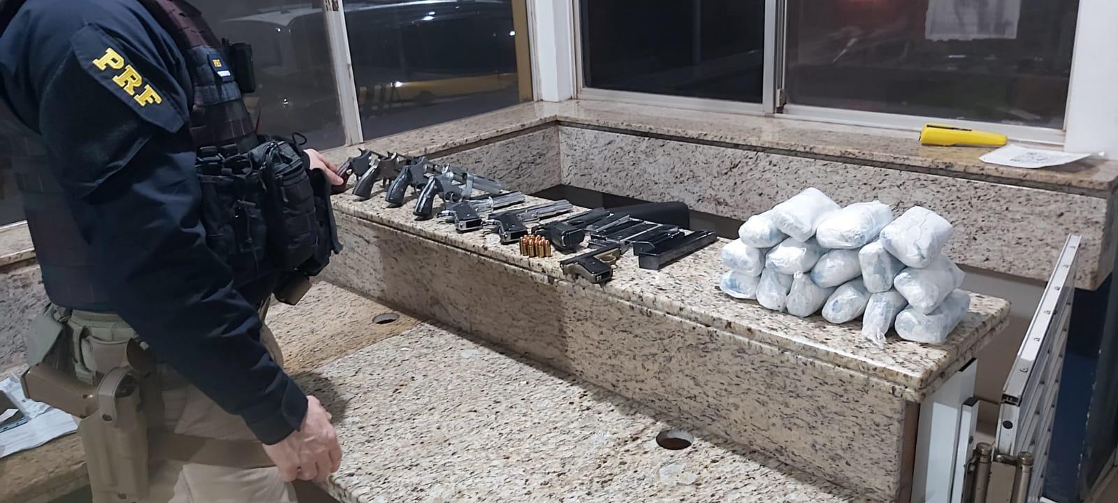 PRF apreende oito armas e 3,4 quilos de haxixe com passageiras de ônibus na BR-277