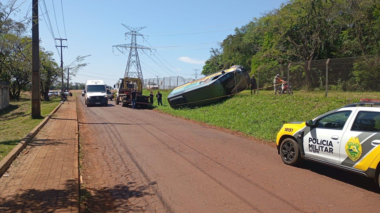 Van furtada é recuperada após tombar na Avenida Fiorino Brol, em Foz