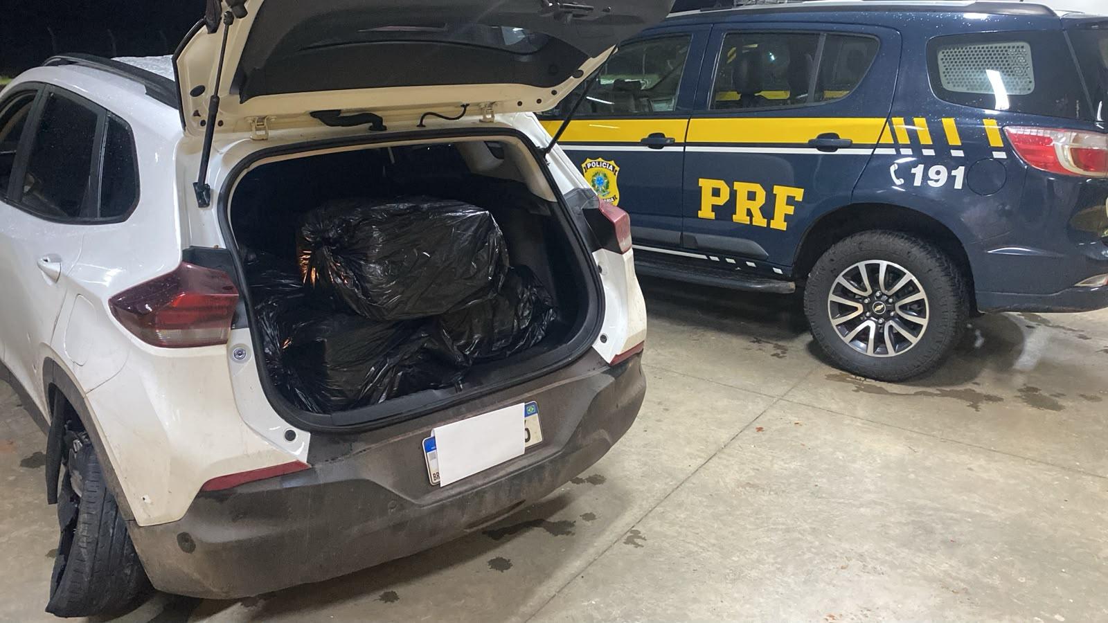 Motorista tenta atropelar policiais, foge por quilômetros e é preso com 150 kg de maconha no Paraná