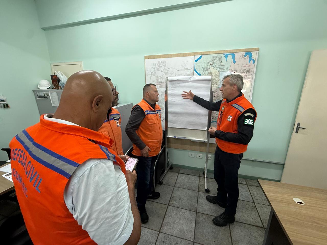 Defesa Civil de Foz recebe equipe de Maringá para reforçar ações contra temporais e outras emergências