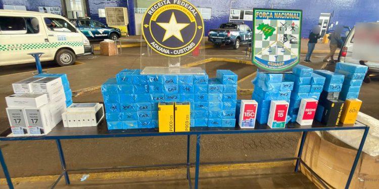 Receita apreende 130 celulares escondidos em fundos falsos de van na Ponte da Amizade