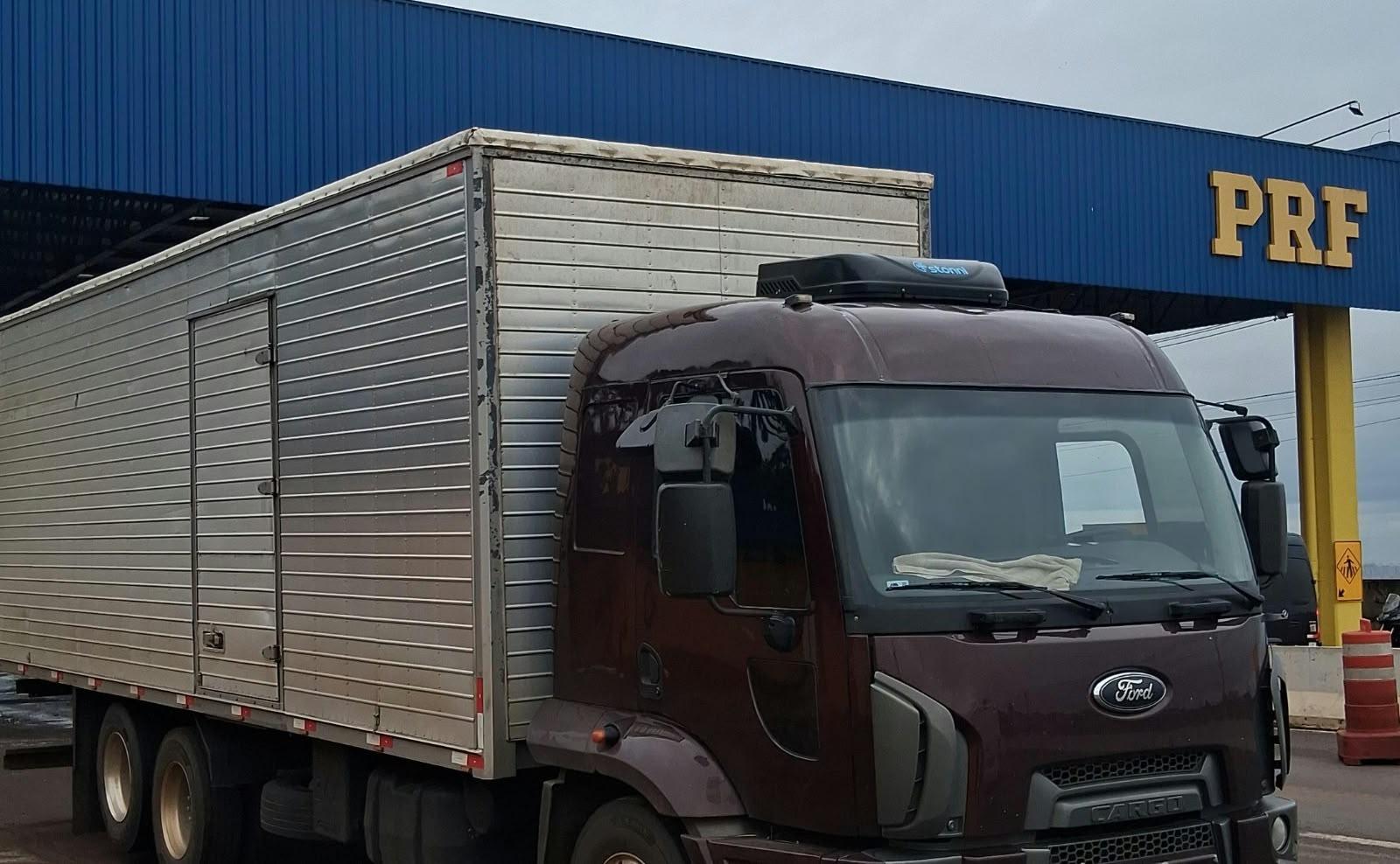 PRF apreende caminhão com vapers, medicamentos e perfumes irregulares na BR-277, em Cascavel