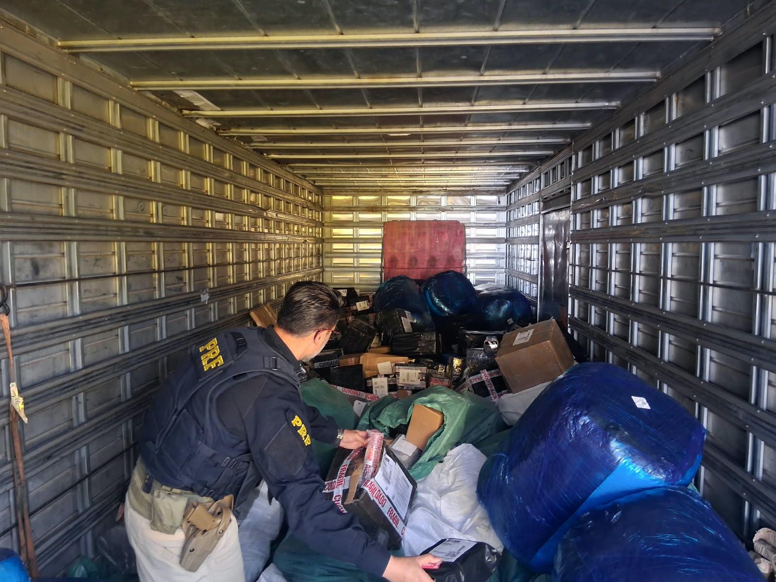 PRF apreende caminhão com vapers, medicamentos e perfumes irregulares na BR-277, em Cascavel