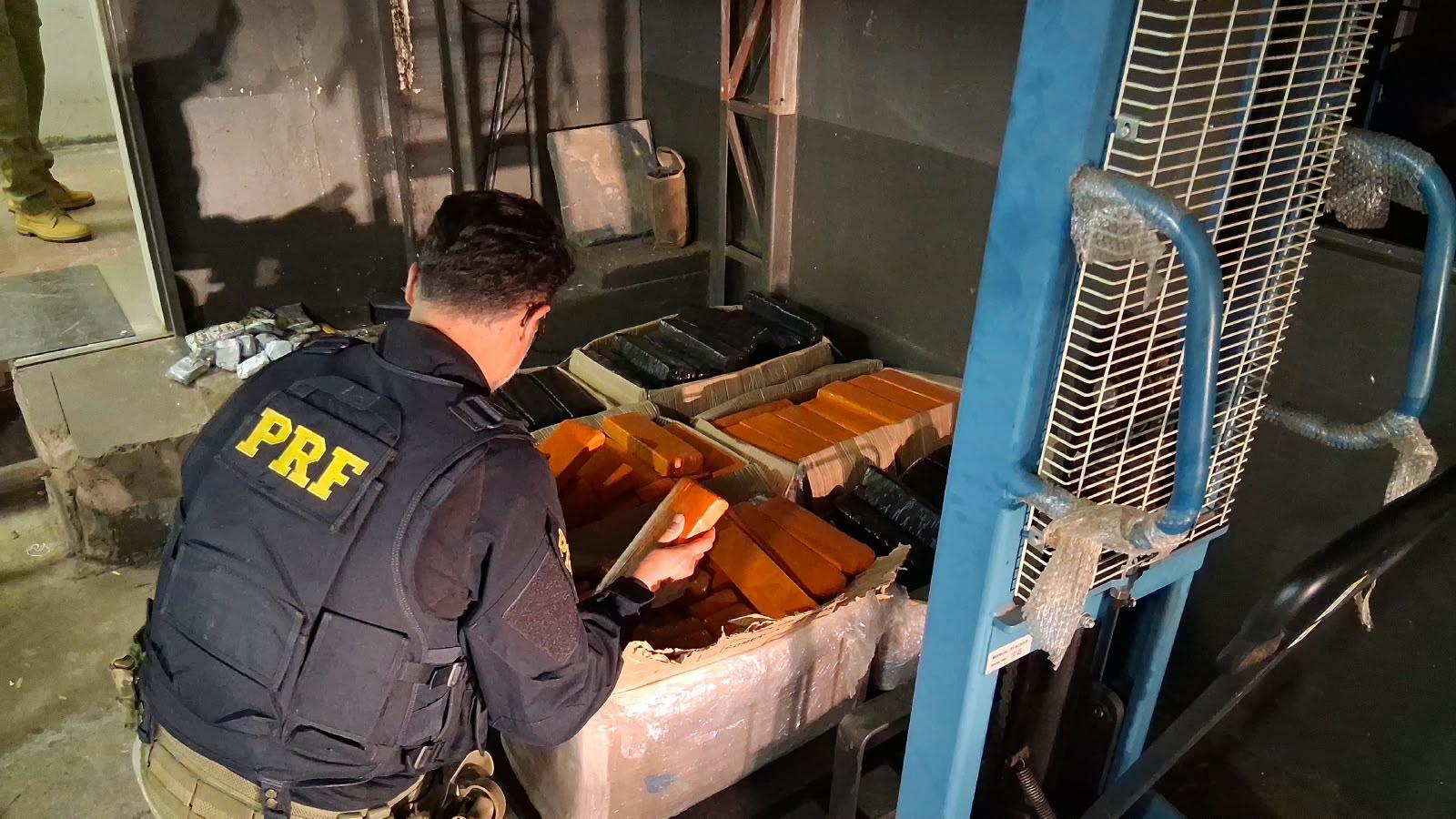 PRF apreende quase 250 kg de maconha e haxixe escondidos em caminhonete na BR-277, em Cascavel