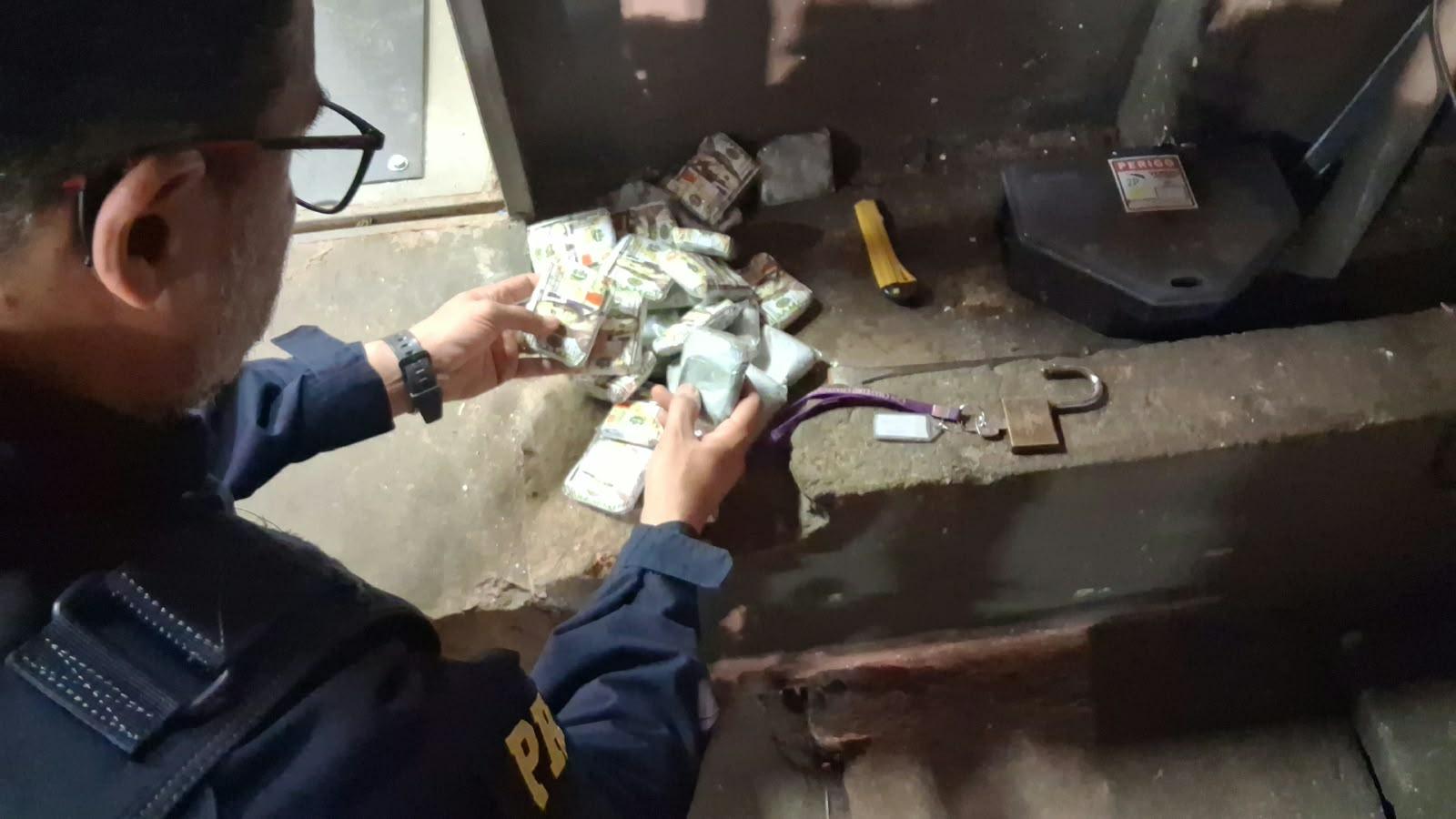 PRF apreende quase 250 kg de maconha e haxixe escondidos em caminhonete na BR-277, em Cascavel