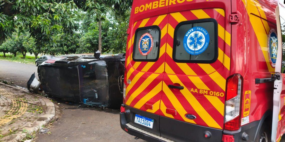 Van tomba após colisão com carro elétrico na Vila Portes, em Foz do Iguaçu