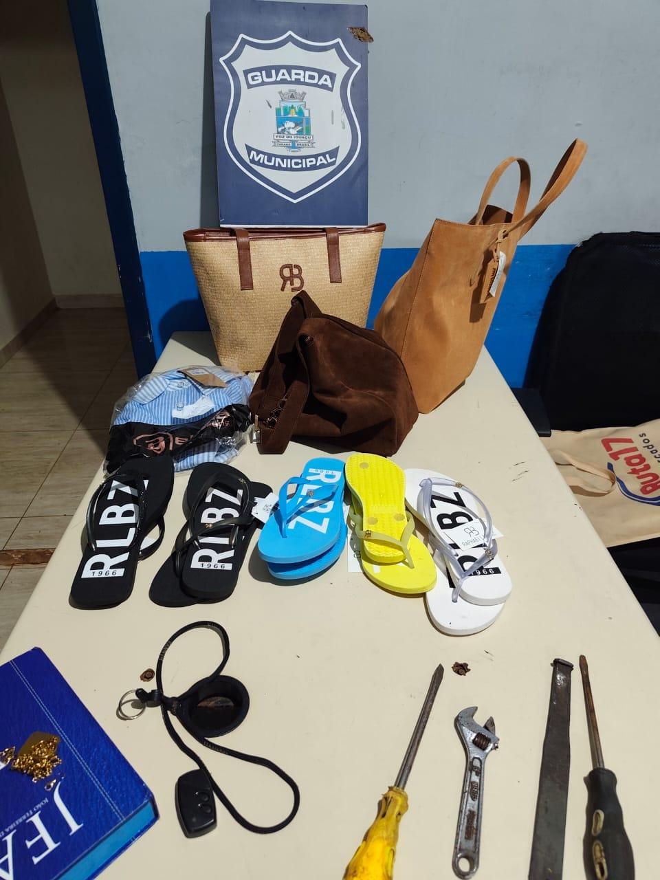 Homem é detido com produtos furtados após arrombamento de loja em Foz do Iguaçu