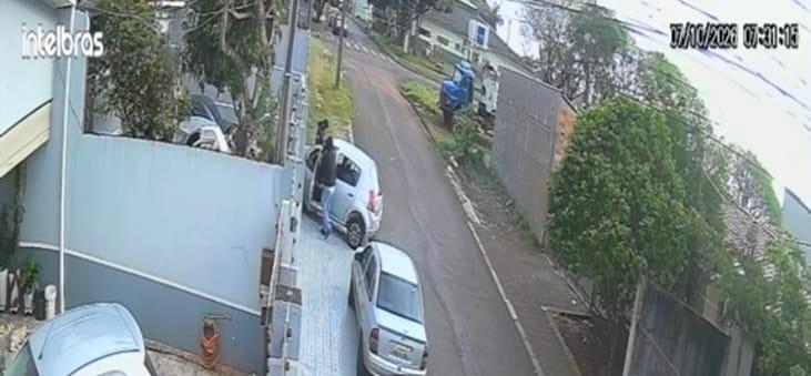 Família é rendida durante assalto a residência no Jardim São Paulo, em Foz do Iguaçu