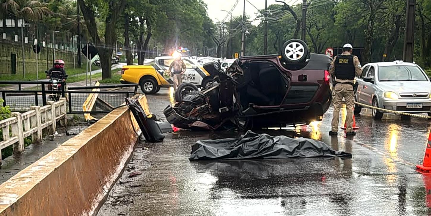 Grave acidente na Avenida Tancredo Neves deixa passageiro morto e motorista ferido em Foz