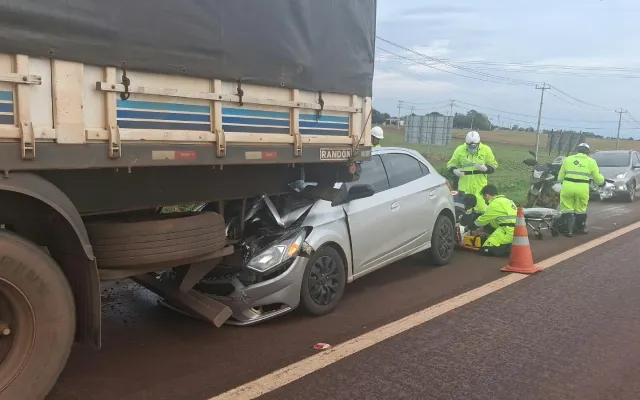 Carro bate na traseira de carreta e fica preso ao semirreboque na BR-369, em Corbélia