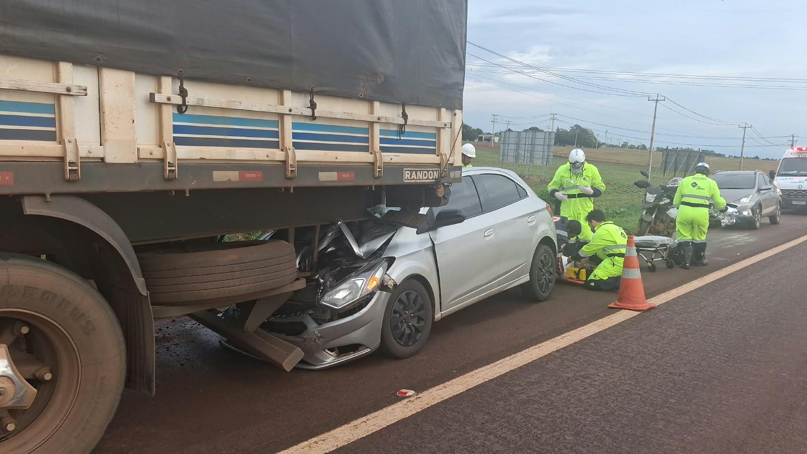 Carro bate na traseira de carreta e fica preso ao semirreboque na BR-369, em Corbélia