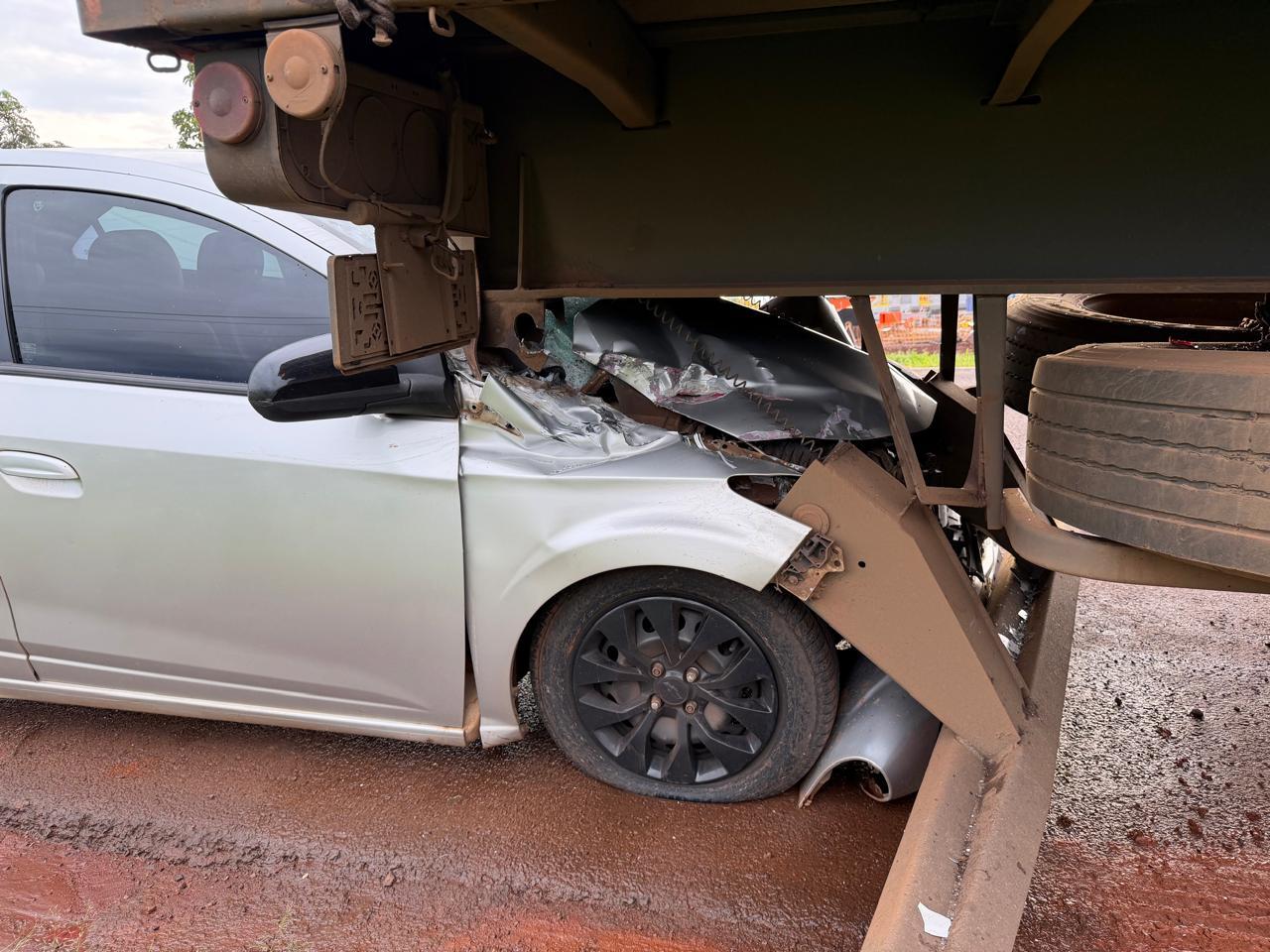 Carro bate na traseira de carreta e fica preso ao semirreboque na BR-369, em Corbélia